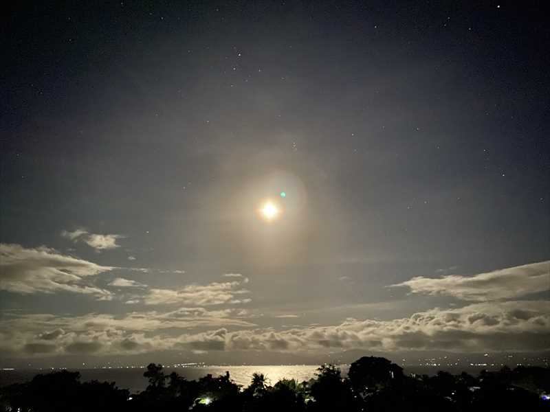 夜中に写した月と星。月が明るくて昼のよう