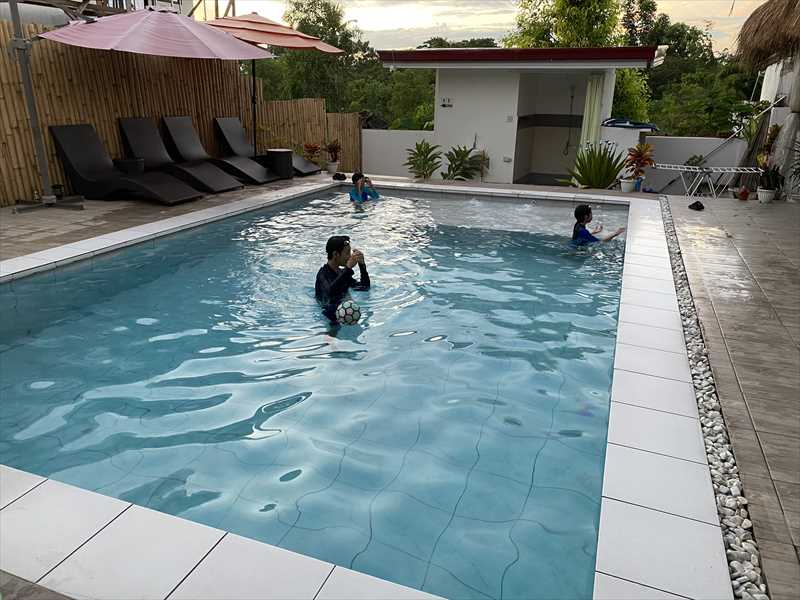 ホテルのプール。海水が好きではない我が子たちはほとんどここでボールなどで遊んで過ごした