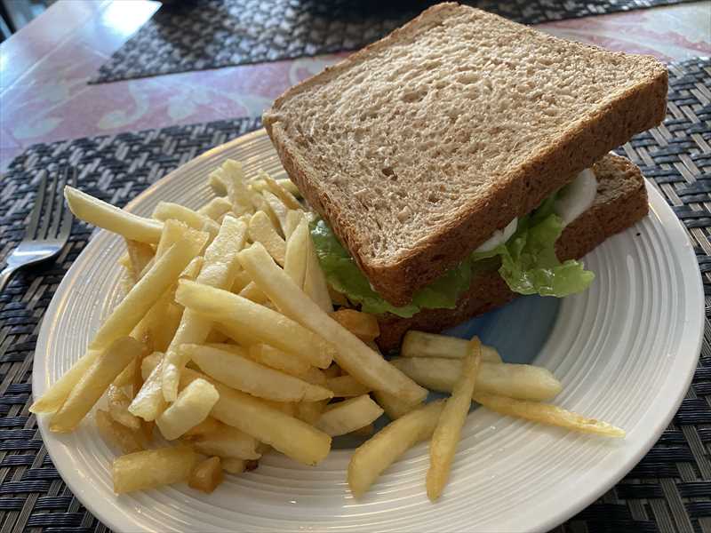 フライドポテトとチキンサンドイッチセット150ペソ